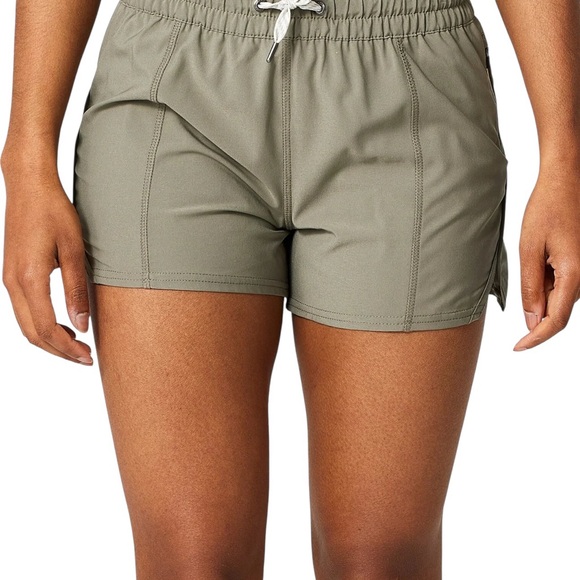 Vuori Pants - NWT W’s Vuori Lg Clementine 4” Short in Light Oregano. Packaging unopened!